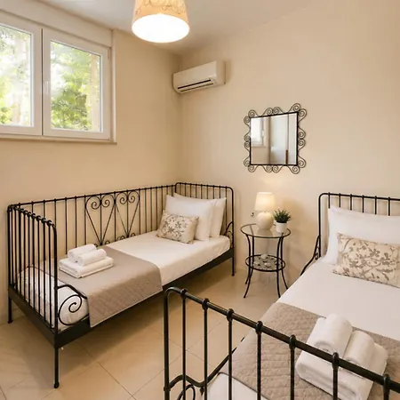 Helios Seafront Rachoni - 3 Bedrooms 7 Guests