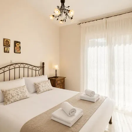 Villa Helios Seafront Rachoni - 3 Bedrooms 7 Guests